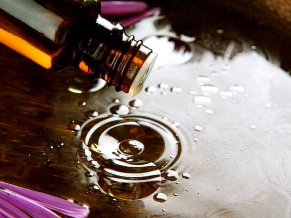CÁCH ĐƠN GIẢN ĐỂ DÙNG TINH DẦU KHI TẮM 11 CÁCH ĐƠN GIẢN ĐỂ DÙNG TINH DẦU KHI TẮM